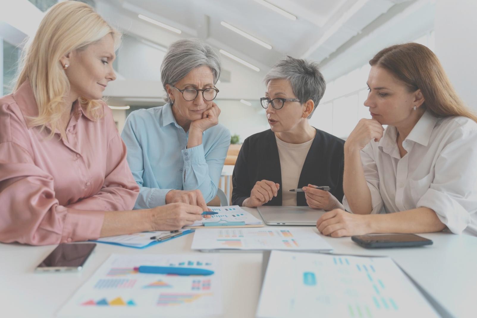 Persoană concentrată lucrând la un plan personal de dezvoltare